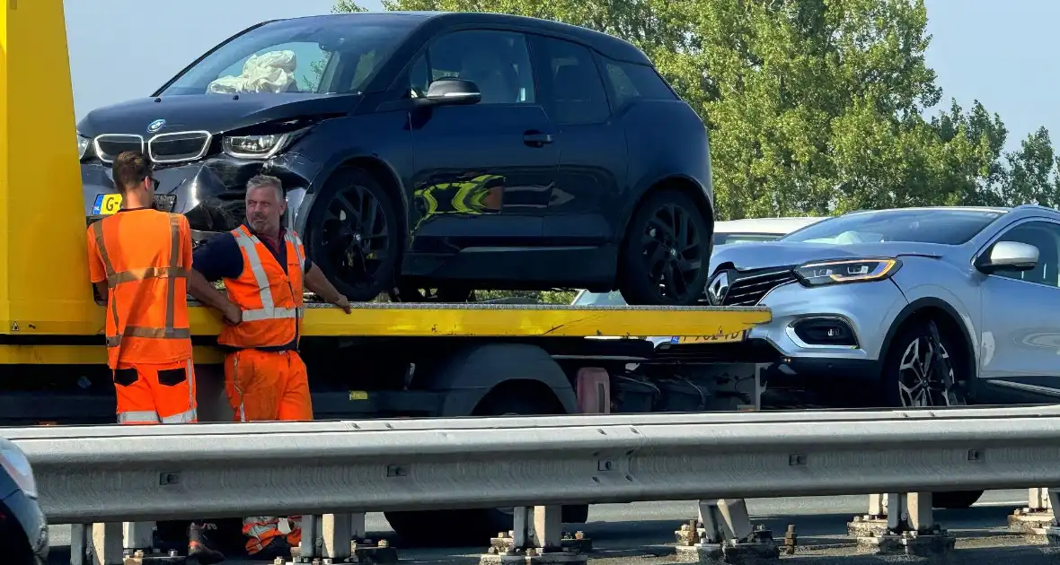 Botsing tussen twee auto's leidt tot vertraging op de snelweg - Foto 3