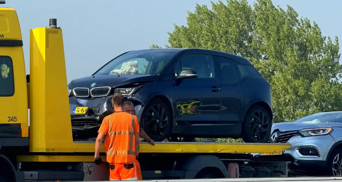 Botsing tussen twee auto's leidt tot vertraging op de snelweg - Foto 4