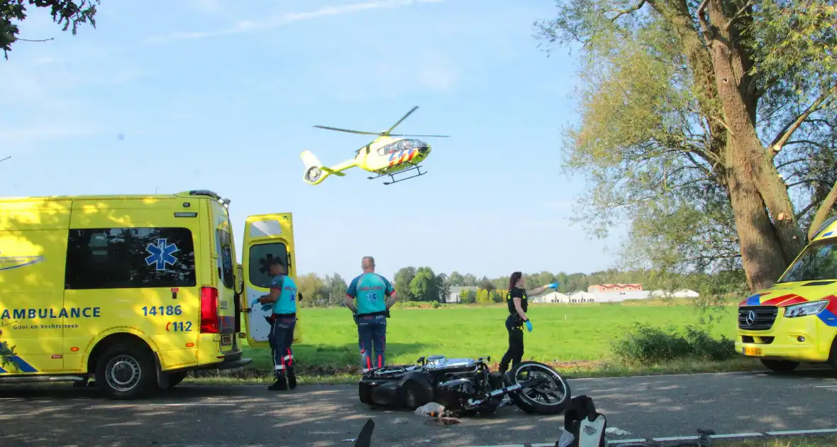 Traumahelikopter ingezet na botsing tussen motor en auto