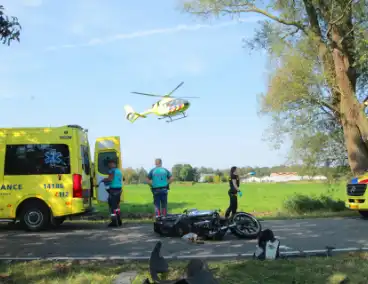 Traumahelikopter ingezet na botsing tussen motor en auto