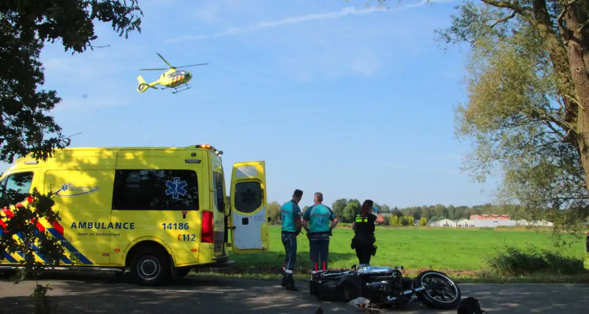 Traumahelikopter ingezet na botsing tussen motor en auto - Foto 1