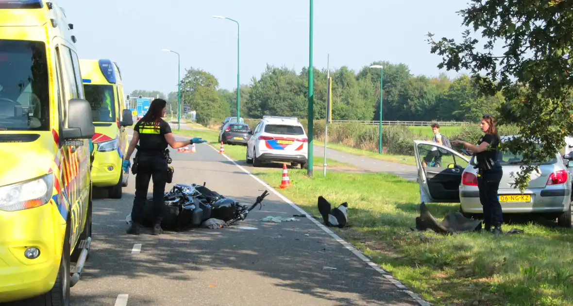 Traumahelikopter ingezet na botsing tussen motor en auto - Foto 2