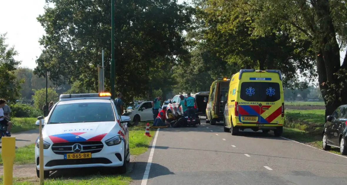 Traumahelikopter ingezet na botsing tussen motor en auto - Foto 3