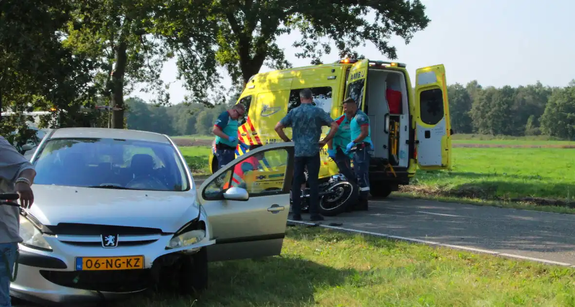 Traumahelikopter ingezet na botsing tussen motor en auto - Foto 4