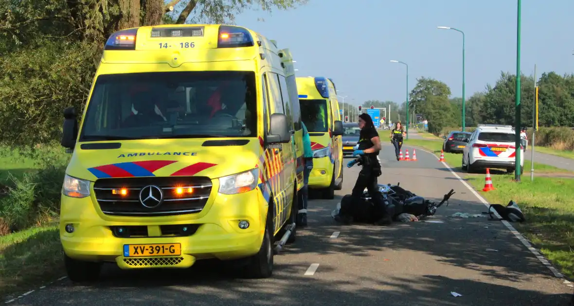 Traumahelikopter ingezet na botsing tussen motor en auto - Foto 5