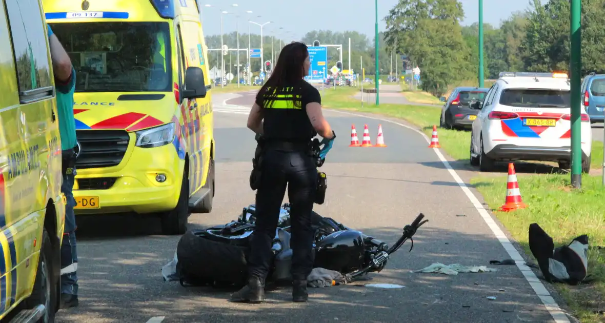 Traumahelikopter ingezet na botsing tussen motor en auto - Foto 6