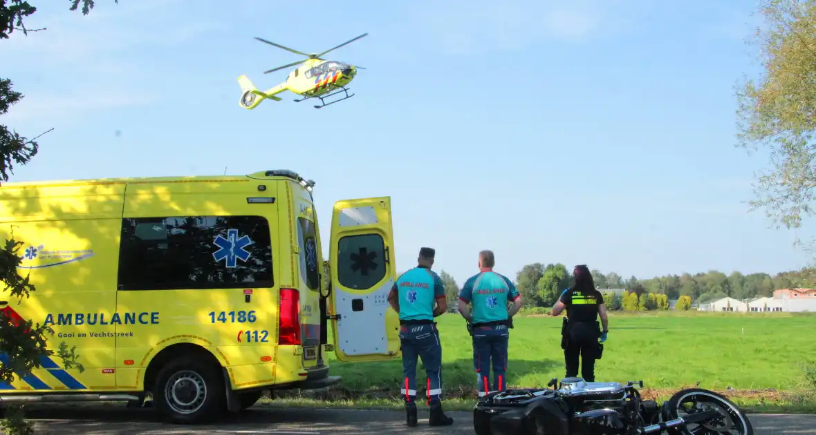 Traumahelikopter ingezet na botsing tussen motor en auto - Foto 7