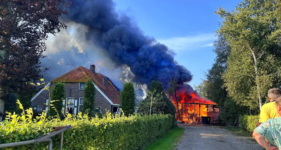 Schuur volledig in brand