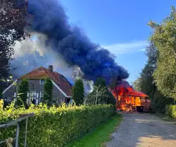 Schuur volledig in brand