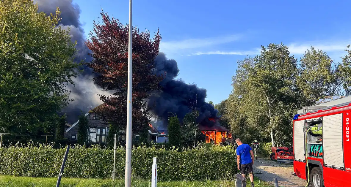 Schuur volledig in brand - Foto 1