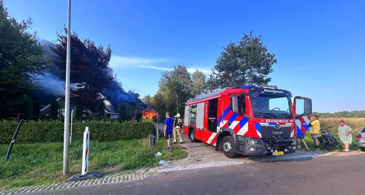 Schuur volledig in brand - Foto 2