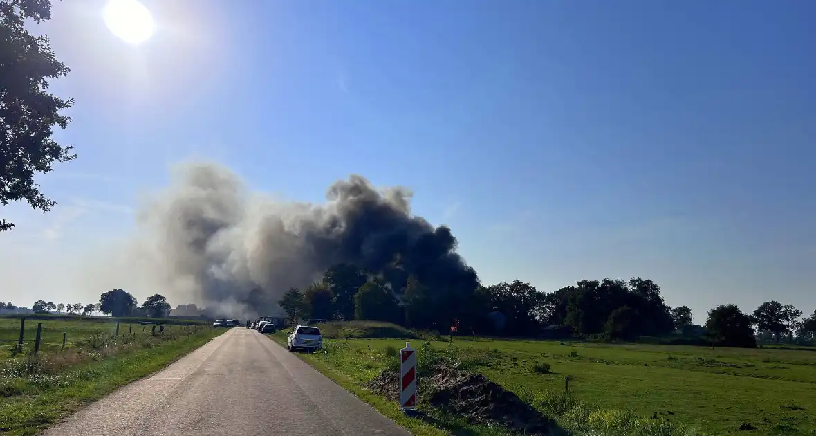 Schuur volledig in brand - Foto 3