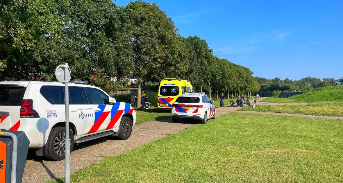 Meerdere personen mishandelen persoon in park