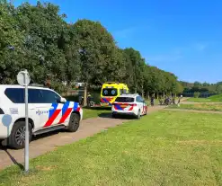 Meerdere personen mishandelen persoon in park