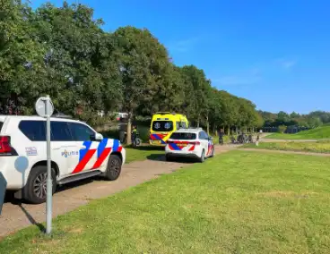 Meerdere personen mishandelen persoon in park