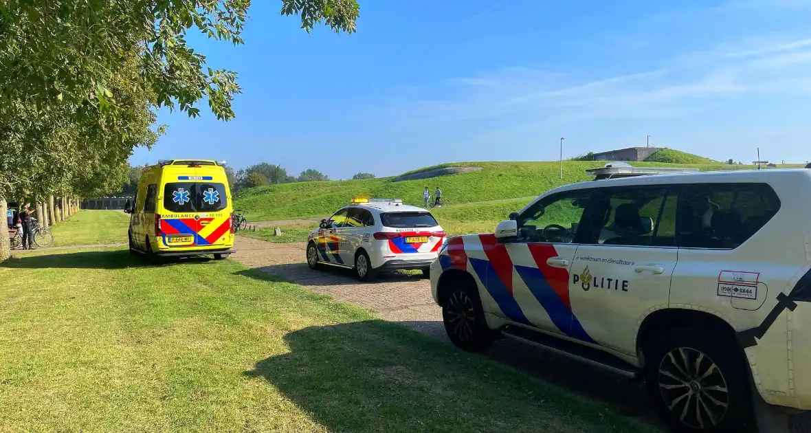 Meerdere personen mishandelen persoon in park - Foto 1