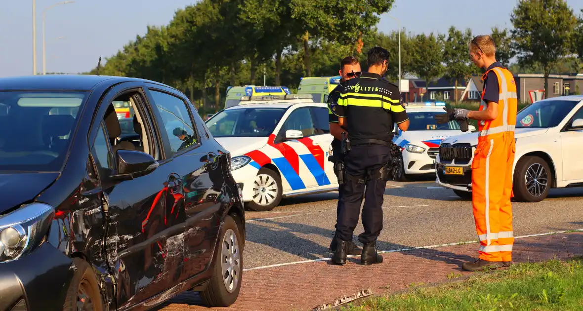 Meerdere personen nagekeken bij aanrijding op rotonde