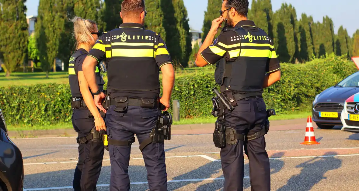 Meerdere personen nagekeken bij aanrijding op rotonde - Foto 1