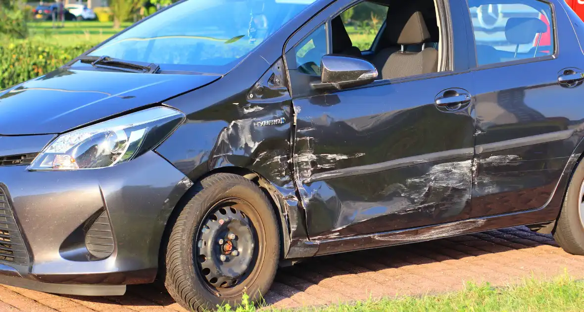 Meerdere personen nagekeken bij aanrijding op rotonde - Foto 3