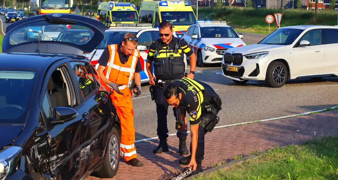 Meerdere personen nagekeken bij aanrijding op rotonde - Foto 4