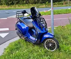 Scooterrijder en bestelbus met elkaar in botsing