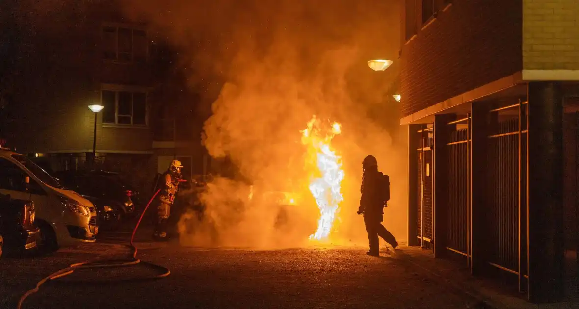 Brand verwoest auto en beschadigt appartementencomplex