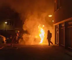 Brand verwoest auto en beschadigt appartementencomplex