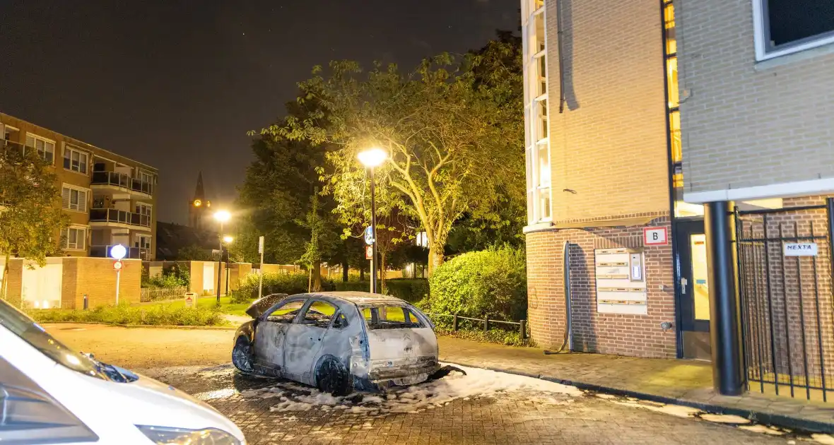 Brand verwoest auto en beschadigt appartementencomplex - Foto 13