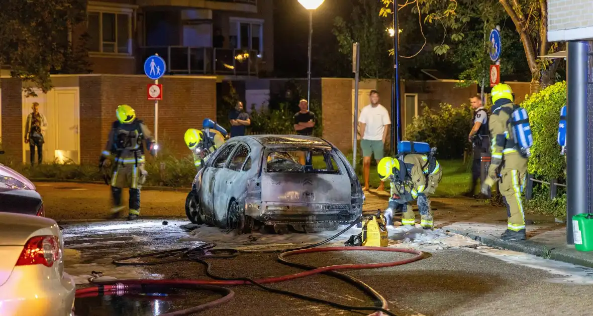 Brand verwoest auto en beschadigt appartementencomplex - Foto 14