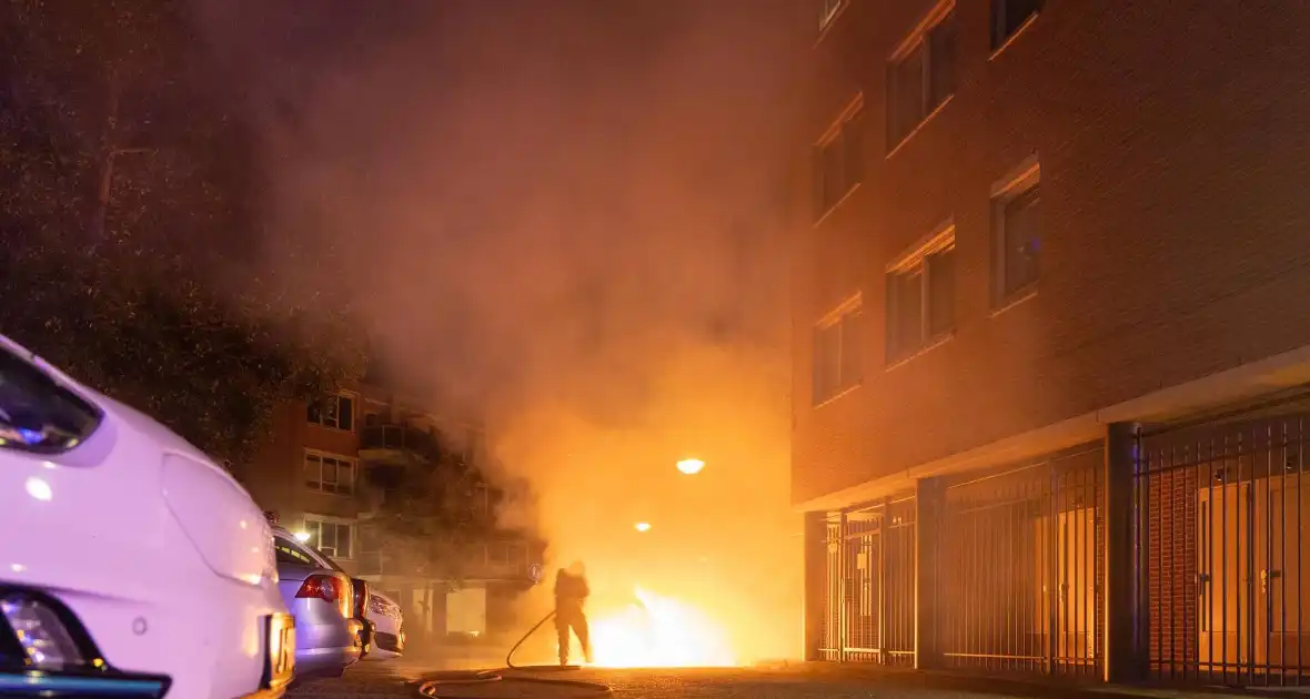 Brand verwoest auto en beschadigt appartementencomplex - Foto 2