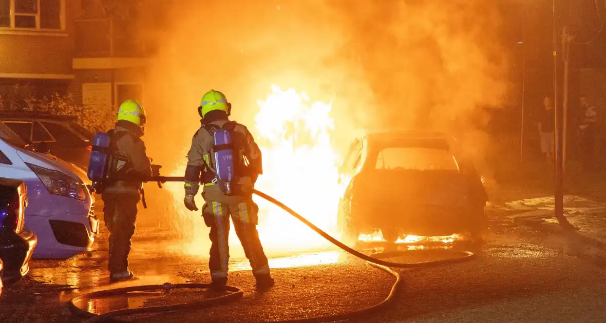 Brand verwoest auto en beschadigt appartementencomplex - Foto 6