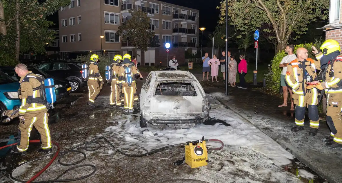 Brand verwoest auto en beschadigt appartementencomplex - Foto 7