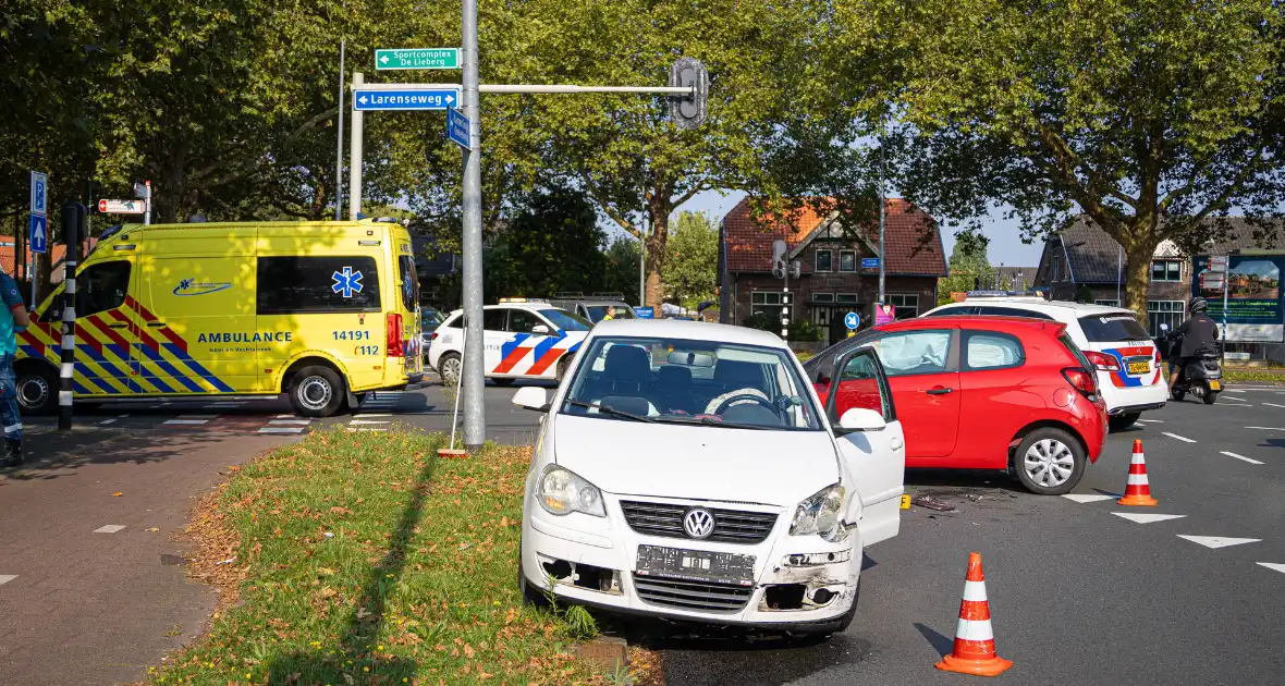 Bestuurder gewond bij aanrijding, politie regelt verkeer