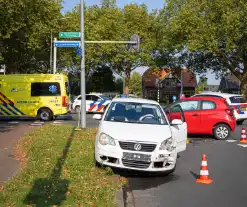 Bestuurder gewond bij aanrijding, politie regelt verkeer