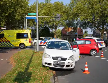 Bestuurder gewond bij aanrijding, politie regelt verkeer