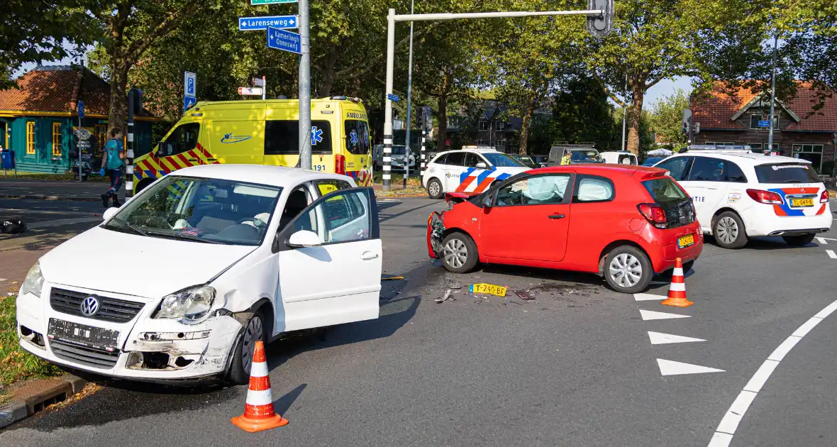 Bestuurder gewond bij aanrijding, politie regelt verkeer - Foto 1