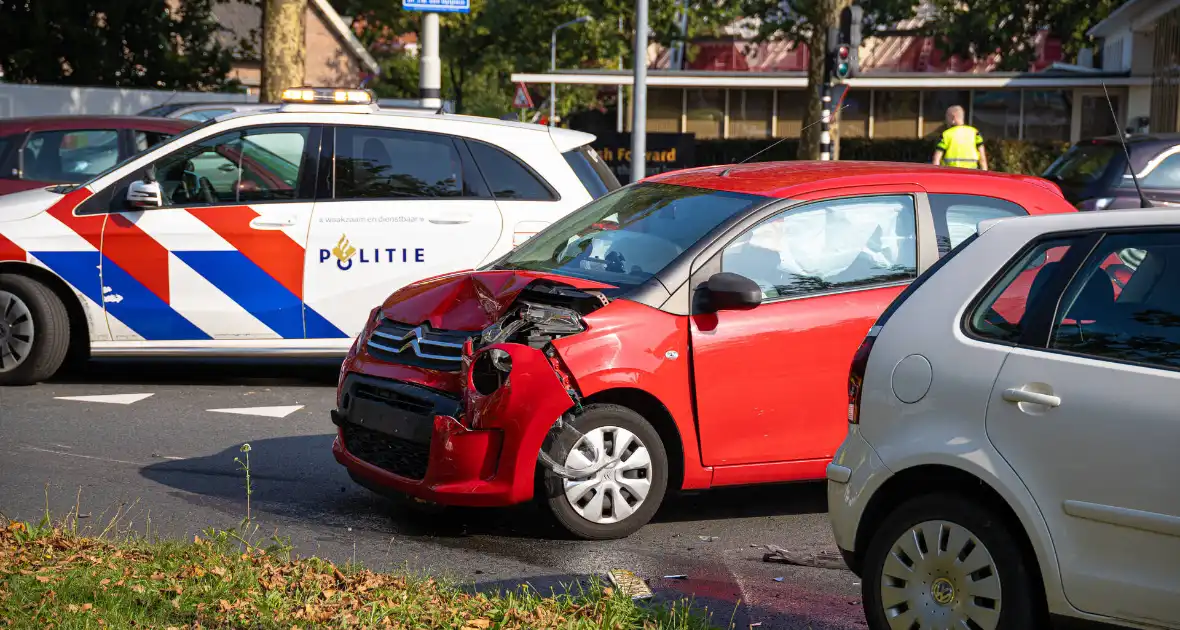 Bestuurder gewond bij aanrijding, politie regelt verkeer - Foto 2