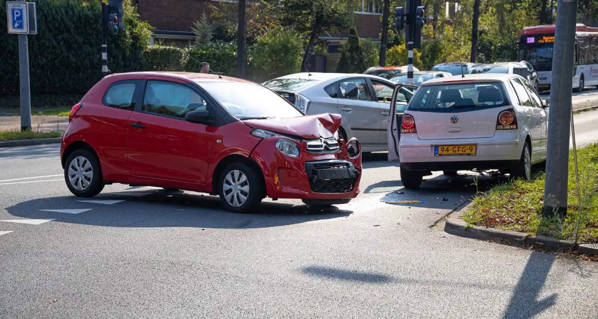 Bestuurder gewond bij aanrijding, politie regelt verkeer - Foto 3