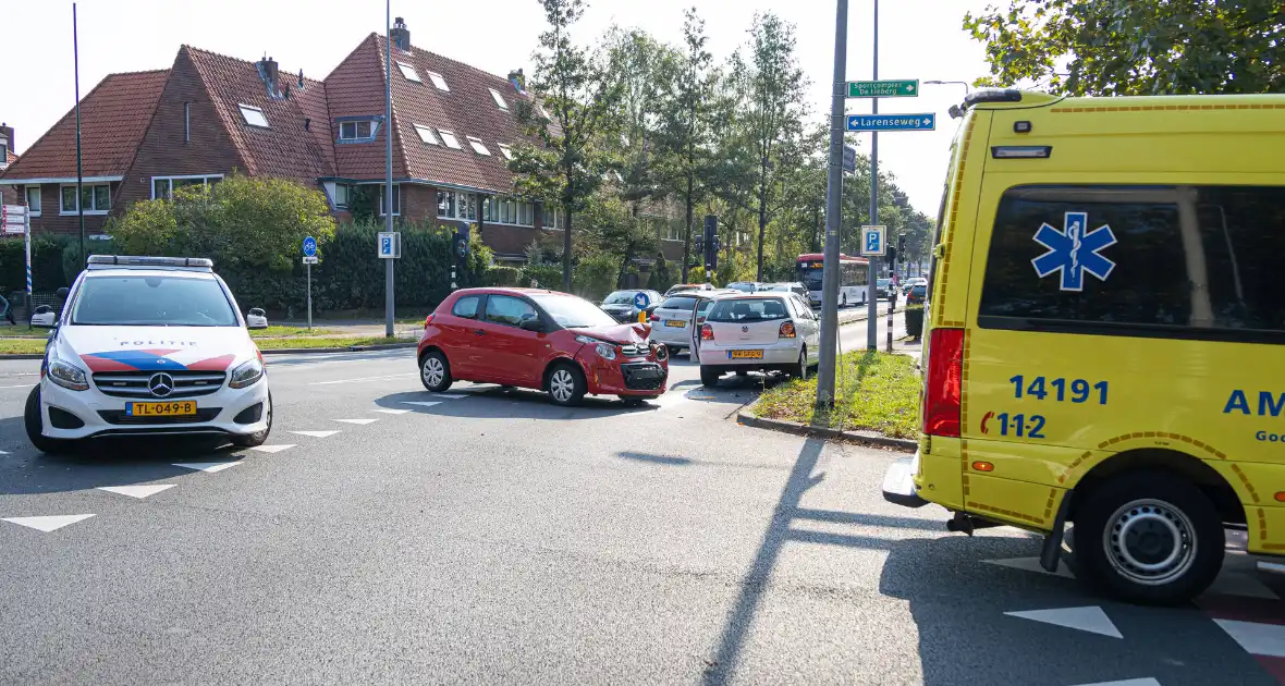 Bestuurder gewond bij aanrijding, politie regelt verkeer - Foto 4