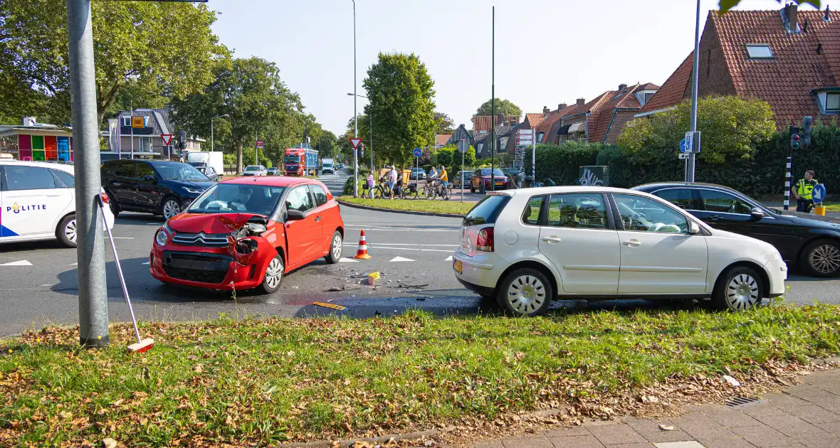 Bestuurder gewond bij aanrijding, politie regelt verkeer - Foto 5