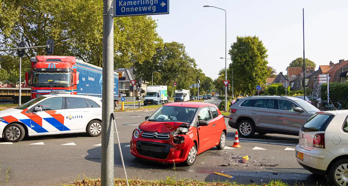 Bestuurder gewond bij aanrijding, politie regelt verkeer - Foto 6