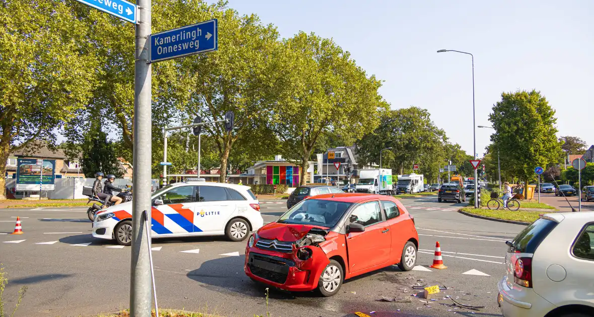 Bestuurder gewond bij aanrijding, politie regelt verkeer - Foto 7