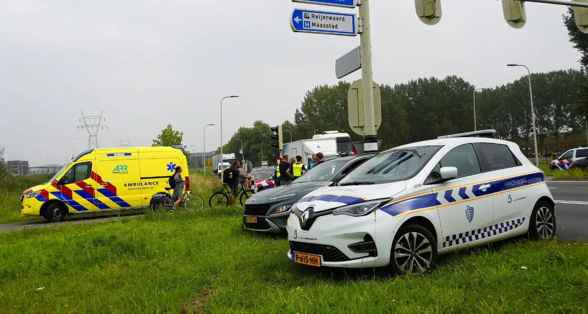 Fietser rijdt door rood en wordt aangereden door personenauto