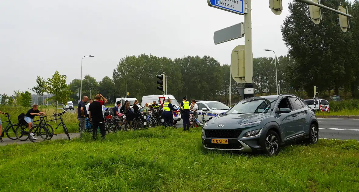 Fietser rijdt door rood en wordt aangereden door personenauto - Foto 1