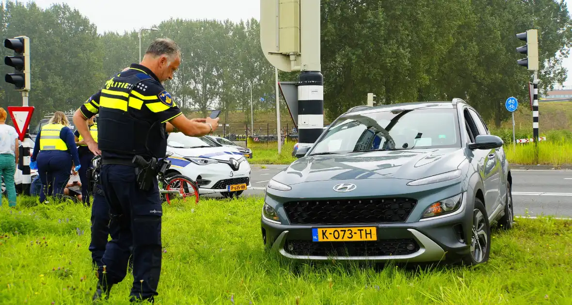 Fietser rijdt door rood en wordt aangereden door personenauto - Foto 2