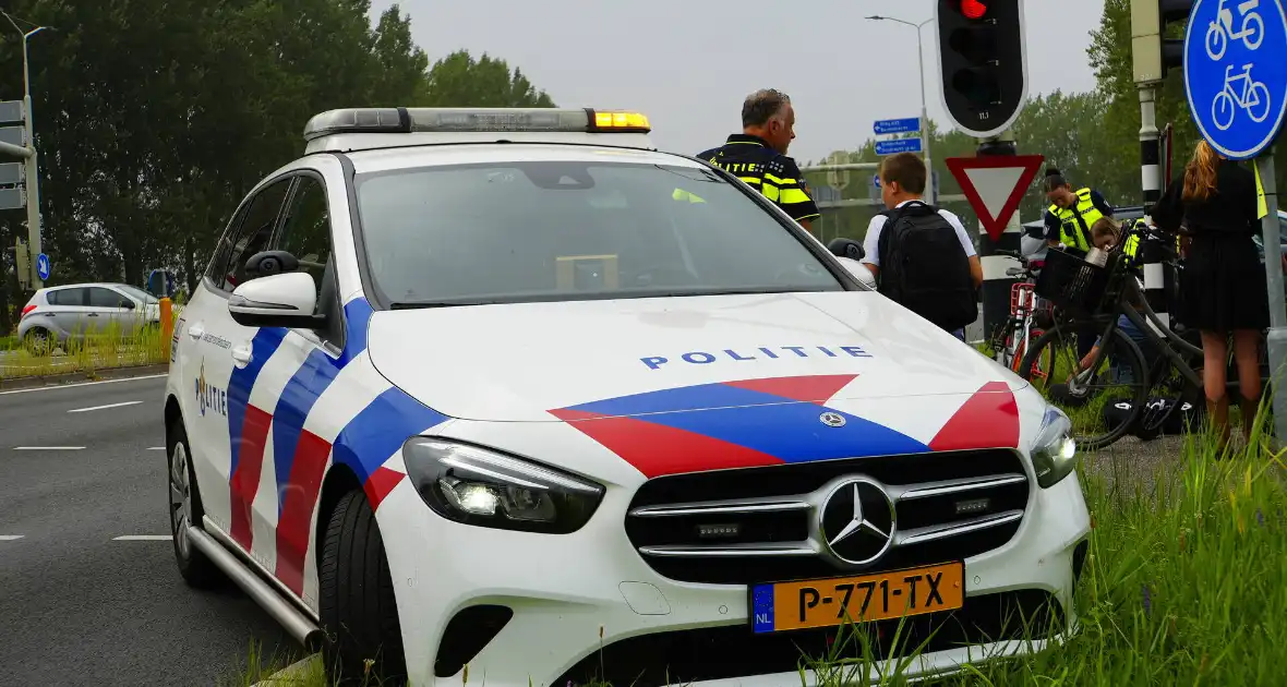 Fietser rijdt door rood en wordt aangereden door personenauto - Foto 3