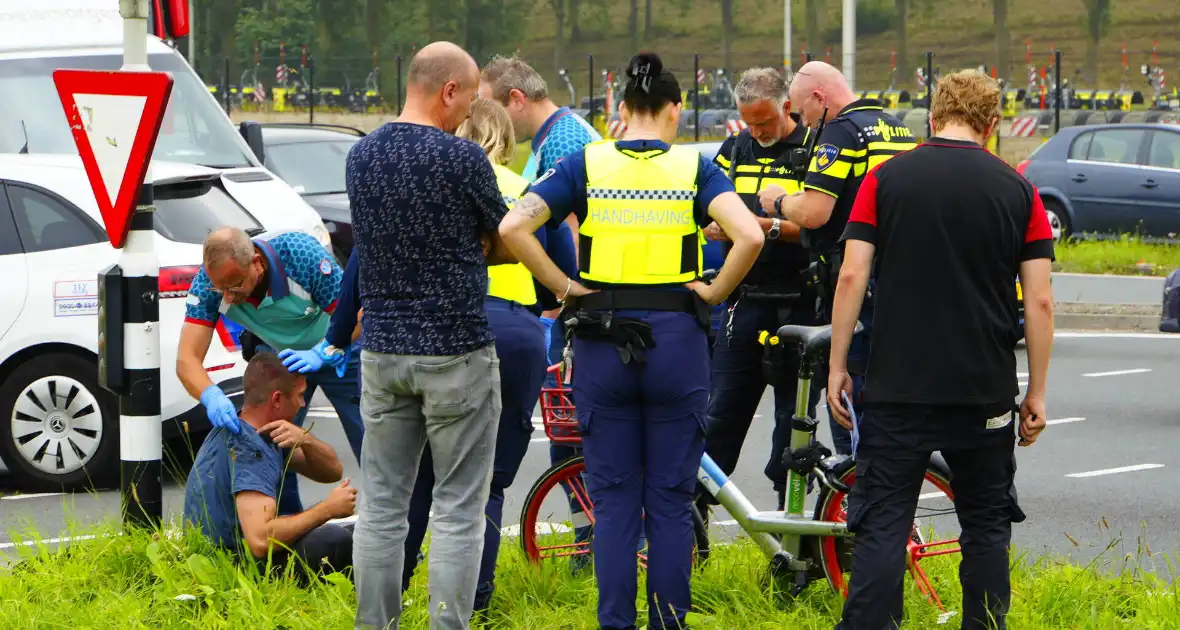 Fietser rijdt door rood en wordt aangereden door personenauto - Foto 4