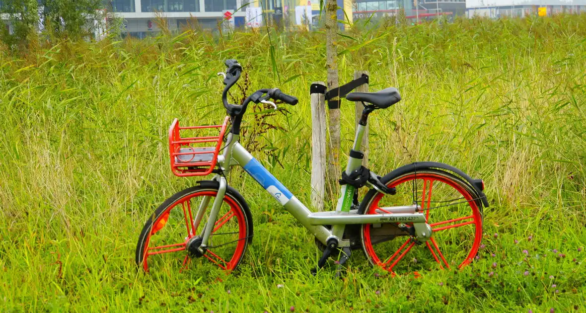 Fietser rijdt door rood en wordt aangereden door personenauto - Foto 5