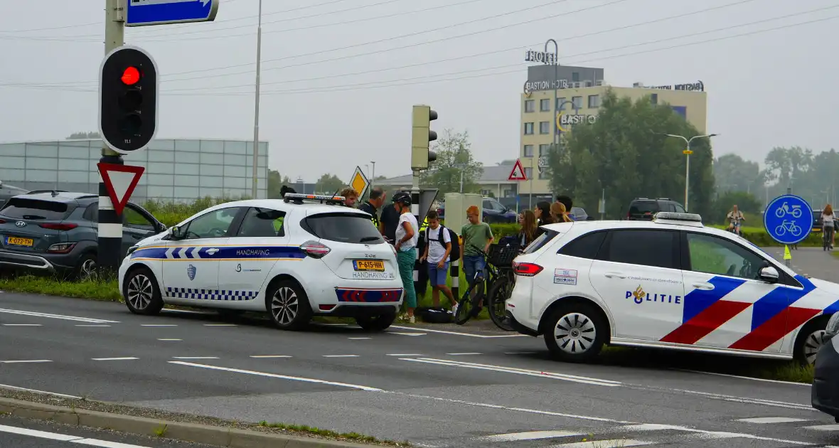 Fietser rijdt door rood en wordt aangereden door personenauto - Foto 6