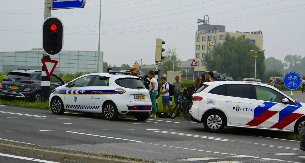 Fietser rijdt door rood en wordt aangereden door personenauto - Foto 8